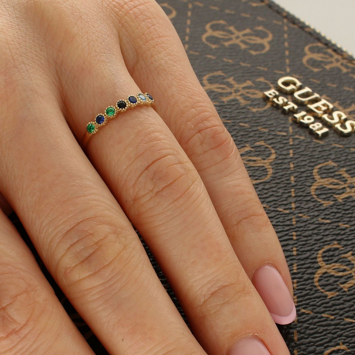 Złoty pierścionek 333 z kolorowymi cyrkoniami PI 5669A.. Złoty pierścionek z cyrkoniami. Pierścionek z kolorowymi cyrkoniami. Pierścionek złoty damski. Złoty pierścionek.jpg